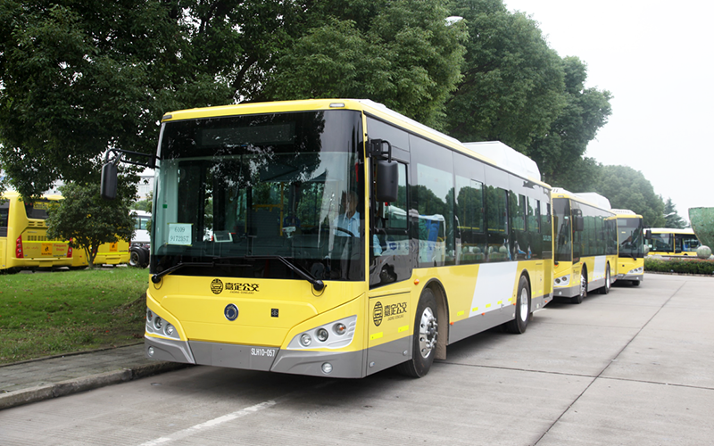 2017年，82台申龙SLK6109插电式混合动力公交车批量交付上海嘉定公交投入使用。