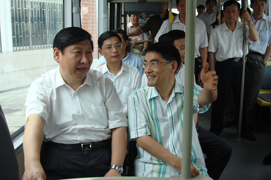 2007年国家主席习近平（时任上海市市委书记）试乘申龙汽车首辆氢燃料电池公交车，并在试乘后给予了高度评价