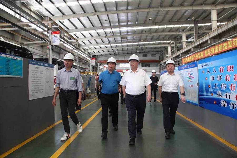2021年6月7日山东省菏泽市人大常委会主任、党组书记尹玉明、菏泽市政府副市长曹升灵等一行莅临上海申龙考察调研
