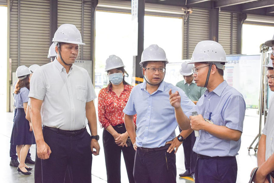 2021年9月1日接待南宁市市政府党组成员丁伟一行到公司参观指导