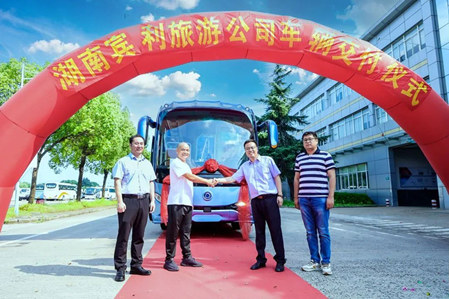 The first batch of models of SUNLONG Automobile's 100 high-end tourism buses have been officially delivered
