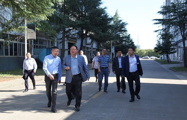 Jiangsu Yueda Jie Zisheng and Yi Weijia Zheng Mingyin visited Shanghai Sunlong Bus for inspection