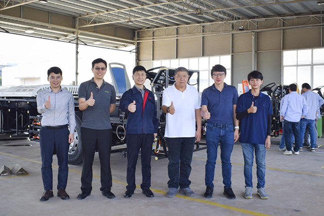 泰国客户到访广西申龙检验定制车型